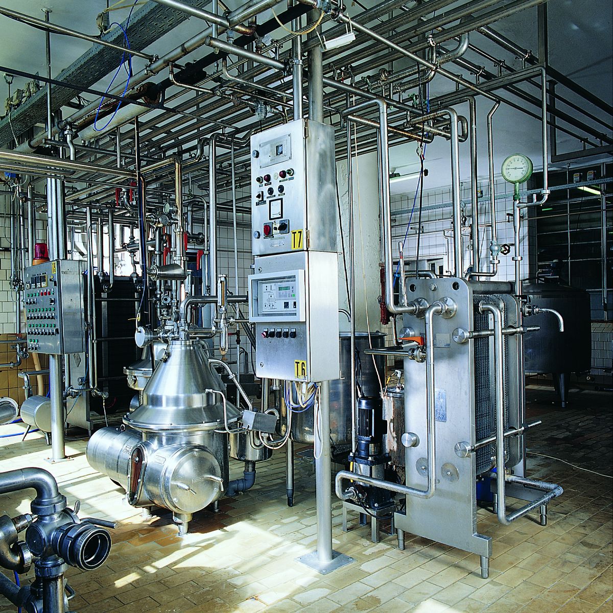 Industrielle Pumpenanlage mit isolierten Rohrleitungen